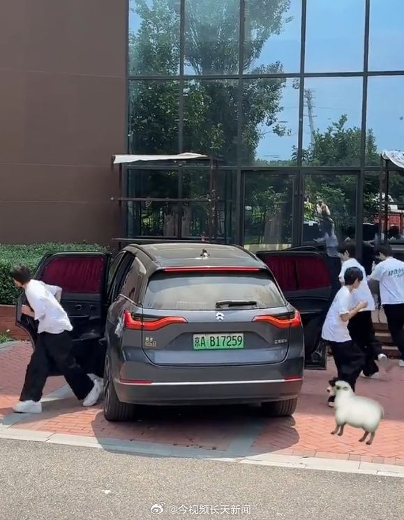 所把中产看傻“坐新能源车越来越像钻别人家被窝了”尊龙凯时app平台蔚来们往车里装衣帽间、厨房和厕(图10)